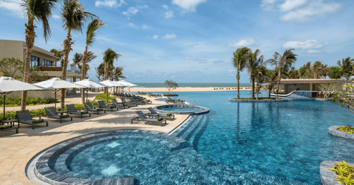 khu vực bể bơi của Resort Holiday Inn